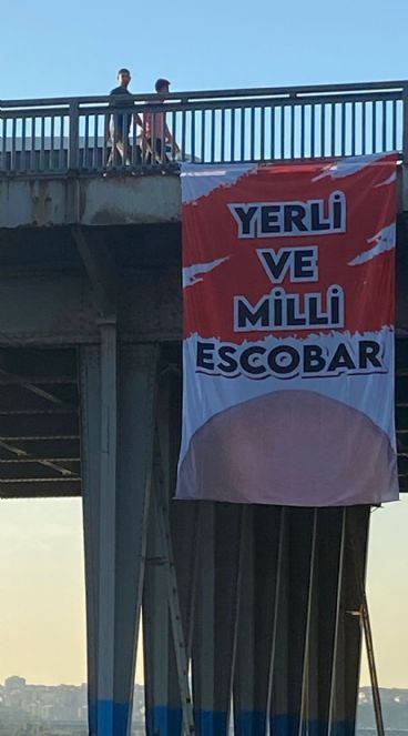 Yerli ve milli Escobar pankartı Unkapanı ve Emin&ouml;n&uuml; k&ouml;pr&uuml;lerinde: İstanbul'da bir kez daha o pankart g&ouml;r&uuml;ld&uuml; - Resim : 3