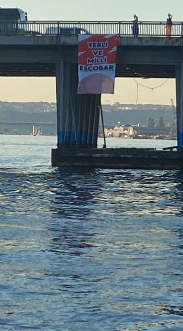 Yerli ve milli Escobar pankartı Unkapanı ve Emin&ouml;n&uuml; k&ouml;pr&uuml;lerinde: İstanbul'da bir kez daha o pankart g&ouml;r&uuml;ld&uuml; - Resim : 4