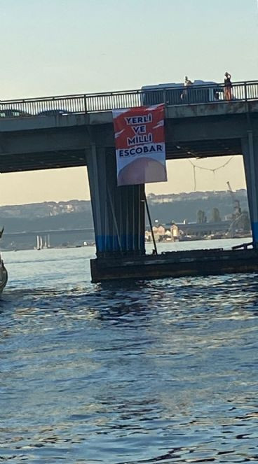 Yerli ve milli Escobar pankartı Unkapanı ve Emin&ouml;n&uuml; k&ouml;pr&uuml;lerinde: İstanbul'da bir kez daha o pankart g&ouml;r&uuml;ld&uuml; - Resim : 5