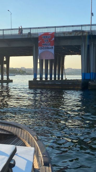 Yerli ve milli Escobar pankartı Unkapanı ve Emin&ouml;n&uuml; k&ouml;pr&uuml;lerinde: İstanbul'da bir kez daha o pankart g&ouml;r&uuml;ld&uuml; - Resim : 6