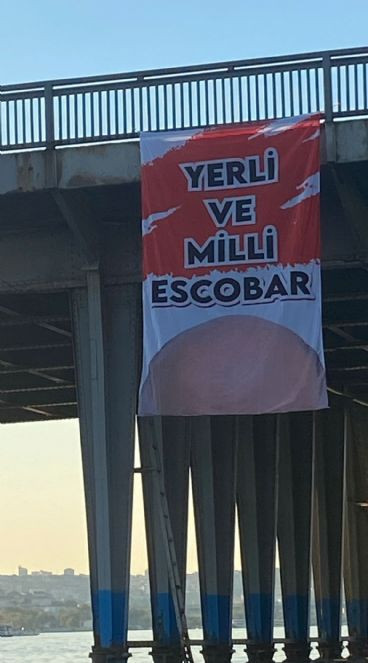Yerli ve milli Escobar pankartı Unkapanı ve Emin&ouml;n&uuml; k&ouml;pr&uuml;lerinde: İstanbul'da bir kez daha o pankart g&ouml;r&uuml;ld&uuml; - Resim : 7