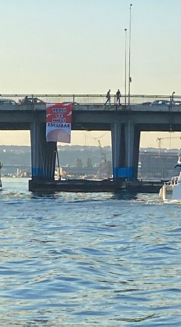 Yerli ve milli Escobar pankartı Unkapanı ve Emin&ouml;n&uuml; k&ouml;pr&uuml;lerinde: İstanbul'da bir kez daha o pankart g&ouml;r&uuml;ld&uuml; - Resim : 9