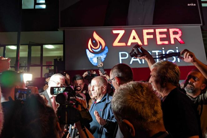 Pankartı indirmeye giden polisler aldığı cevapla şok oldu. Zafer Partisi'nin bütün teşkilatlarına "Yerli ve milli Escobar" pankartı asıldı - Resim : 1