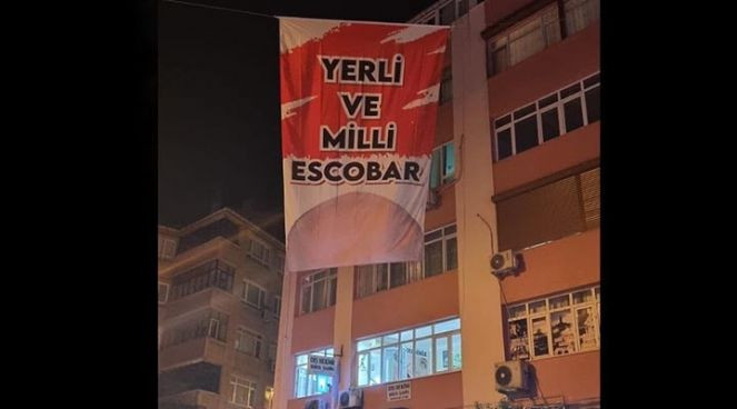 Pankartı indirmeye giden polisler aldığı cevapla şok oldu. Zafer Partisi'nin bütün teşkilatlarına "Yerli ve milli Escobar" pankartı asıldı - Resim : 3