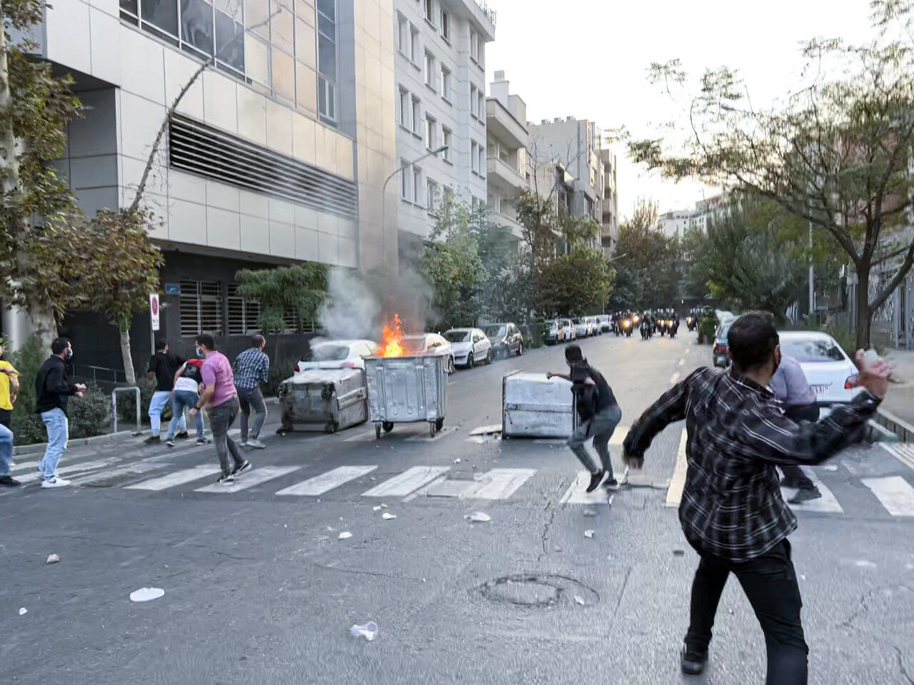 İran'da &ouml;fke b&uuml;y&uuml;yor: Kadınlar baş&ouml;rt&uuml;lerini yaktı - Resim : 4