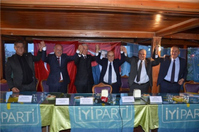 İYİ Parti'ye önemli katılım. Eski devlet bakanına İYİ Parti rozeti takıldı - Resim : 3