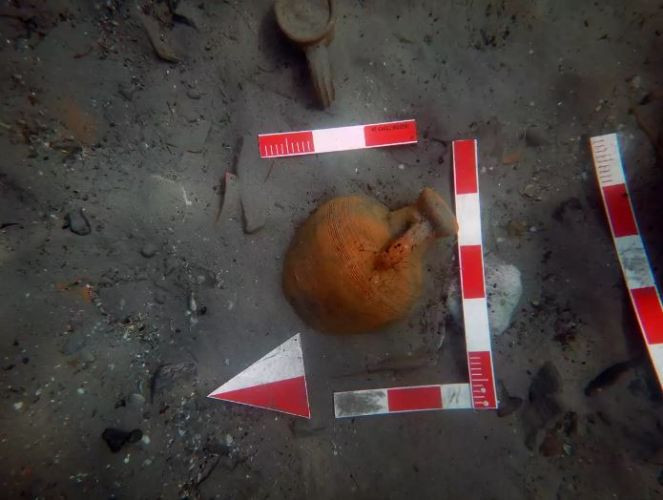Kerpe sualtı kazısında ölçüm ölçekleriyle belgelenen seramik kap