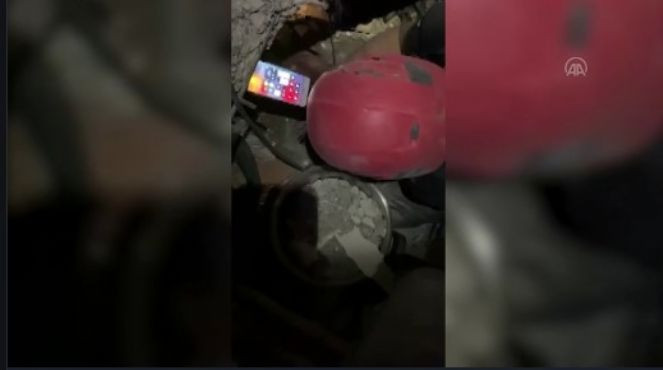 Enkazdaki genç kıza istediği ''Gül Beyaz Gül'' şarkısı dinletildi - Resim : 2