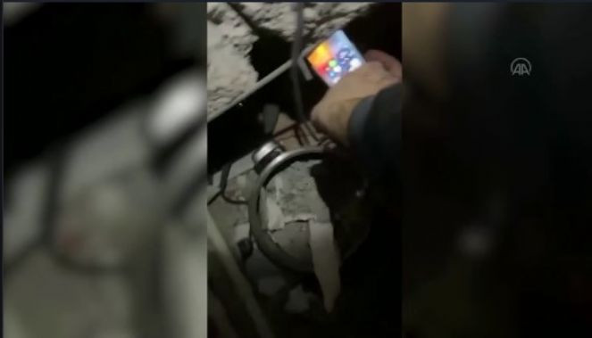 Enkazdaki genç kıza istediği ''Gül Beyaz Gül'' şarkısı dinletildi - Resim : 1