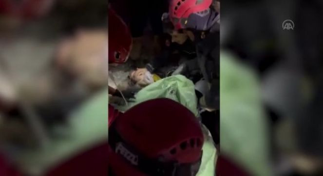 Enkazdaki genç kıza istediği ''Gül Beyaz Gül'' şarkısı dinletildi - Resim : 3