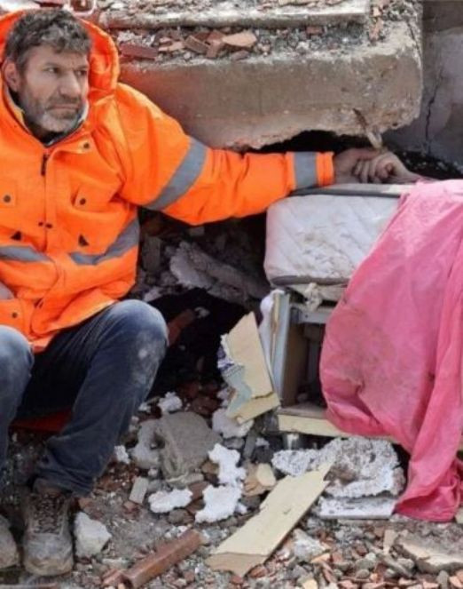 Enkaz altındaki kızının elini hiç bırakmayan baba konuştu: Prensesimi kurtarmak için ellerimle kazdım - Resim : 1