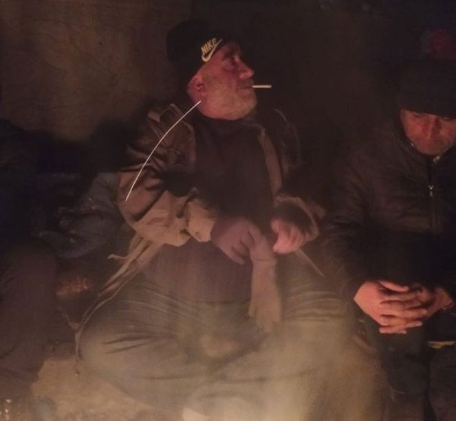 Enkazda ağzından sigarayla çıkan amca konuştu. 'Kumanda pilinden çakmak yaptım' - Resim : 3