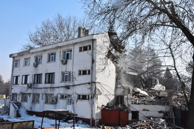 Elbistan Belediyesi binasının yıkımına başlandı - Resim : 3