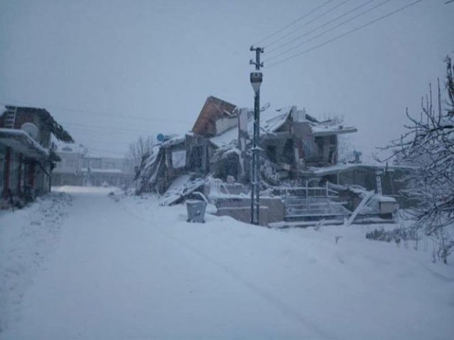 Malatya'nın Doğanşehir ilçesinde kış şartları depremzedeleri zorluyor - Resim : 2
