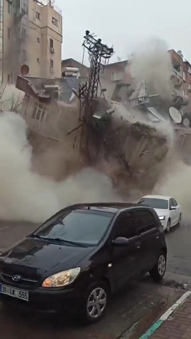 İçinde insan olan bir binanın yıkılma anı kan dondurdu - Resim : 1