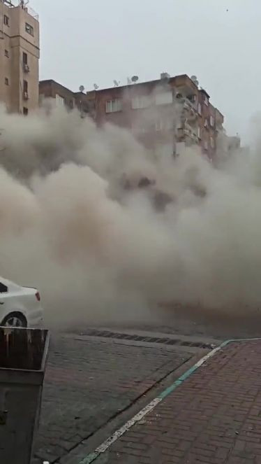 İçinde insan olan bir binanın yıkılma anı kan dondurdu - Resim : 2