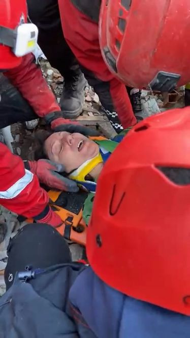Hatay'da 52 saattir enkaz altında kalan kadın kurtarıldı - Resim : 1