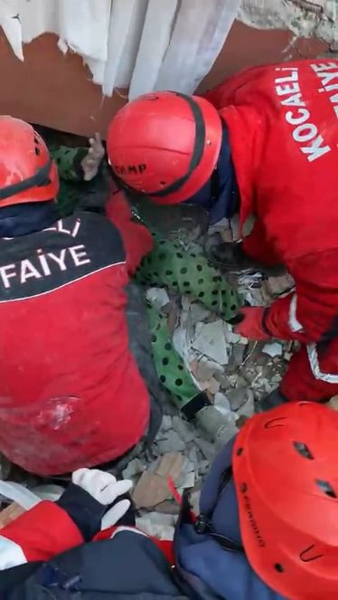 Hatay'da 52 saattir enkaz altında kalan kadın kurtarıldı - Resim : 5