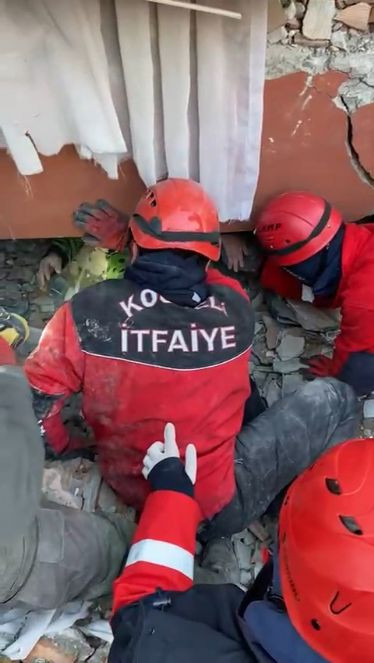 Hatay'da 52 saattir enkaz altında kalan kadın kurtarıldı - Resim : 6