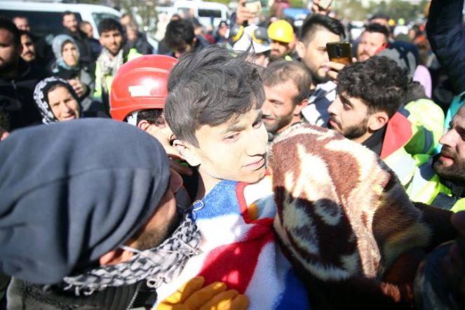 İskenderun'da yıkılan binanın enkazından 16 yaşındaki çocuk 56 saat sonra kurtarıldı - Resim : 3