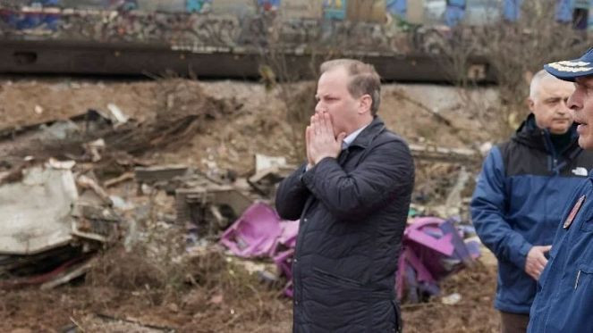 43 kişi öldü Yunan bakan istifa etti. Bizde 50 bin kişi öldü tık yok! - Resim : 1