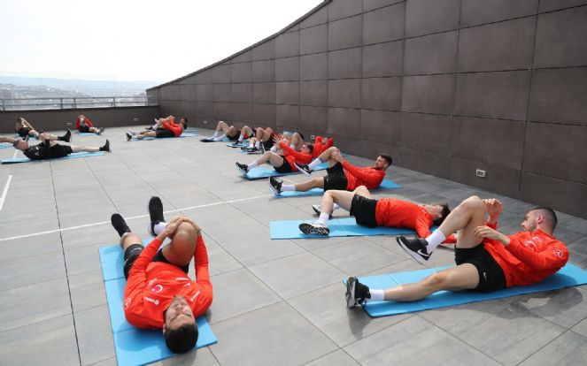 A Milli Takım hazırlıklarına otel terasında devam etti - Resim : 4