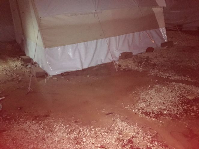 Kahramanmaraş’ta AFAD’ın çadır kentini su bastı. Depremzedeler geceyi sokakta geçirdi - Resim : 1
