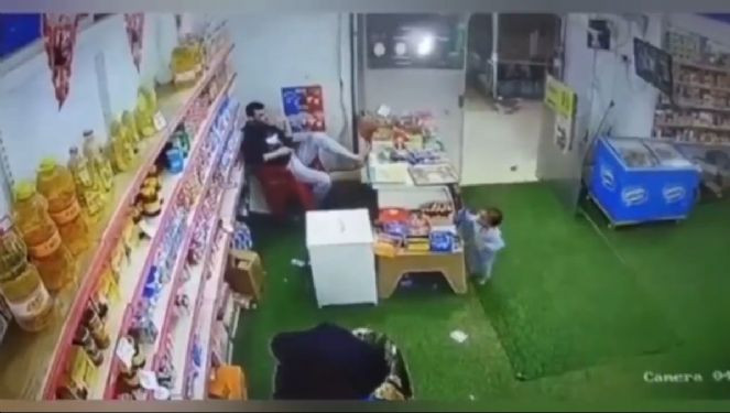 Küçük çocuk bisküviyi alıp kaçtı. Bakkal ne yapacağını şaşırdı - Resim : 1