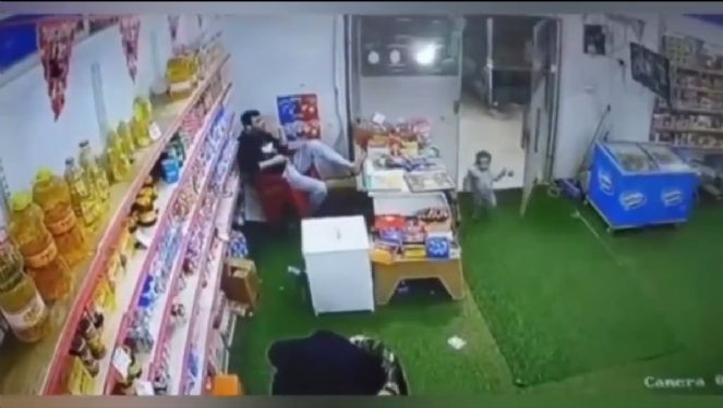 Küçük çocuk bisküviyi alıp kaçtı. Bakkal ne yapacağını şaşırdı - Resim : 2