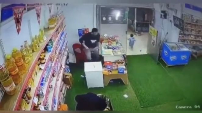 Küçük çocuk bisküviyi alıp kaçtı. Bakkal ne yapacağını şaşırdı - Resim : 5