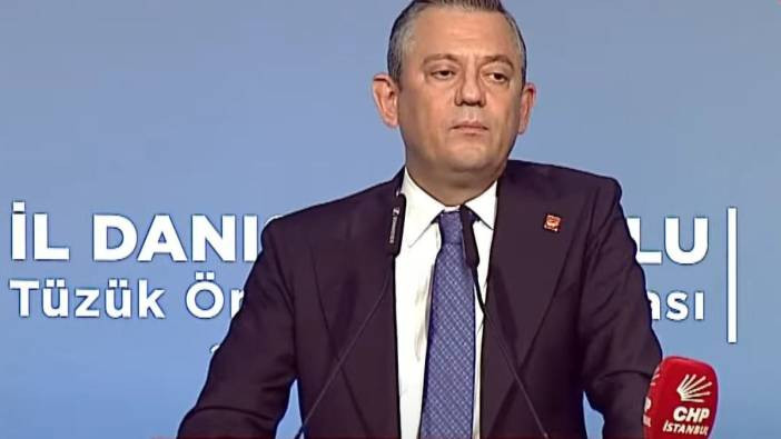 &Ouml;zg&uuml;r &Ouml;zel'den parti i&ccedil;i koltuk savaşlarına &ouml;rt&uuml;l&uuml; cevap: Birileri bekliyor ki...