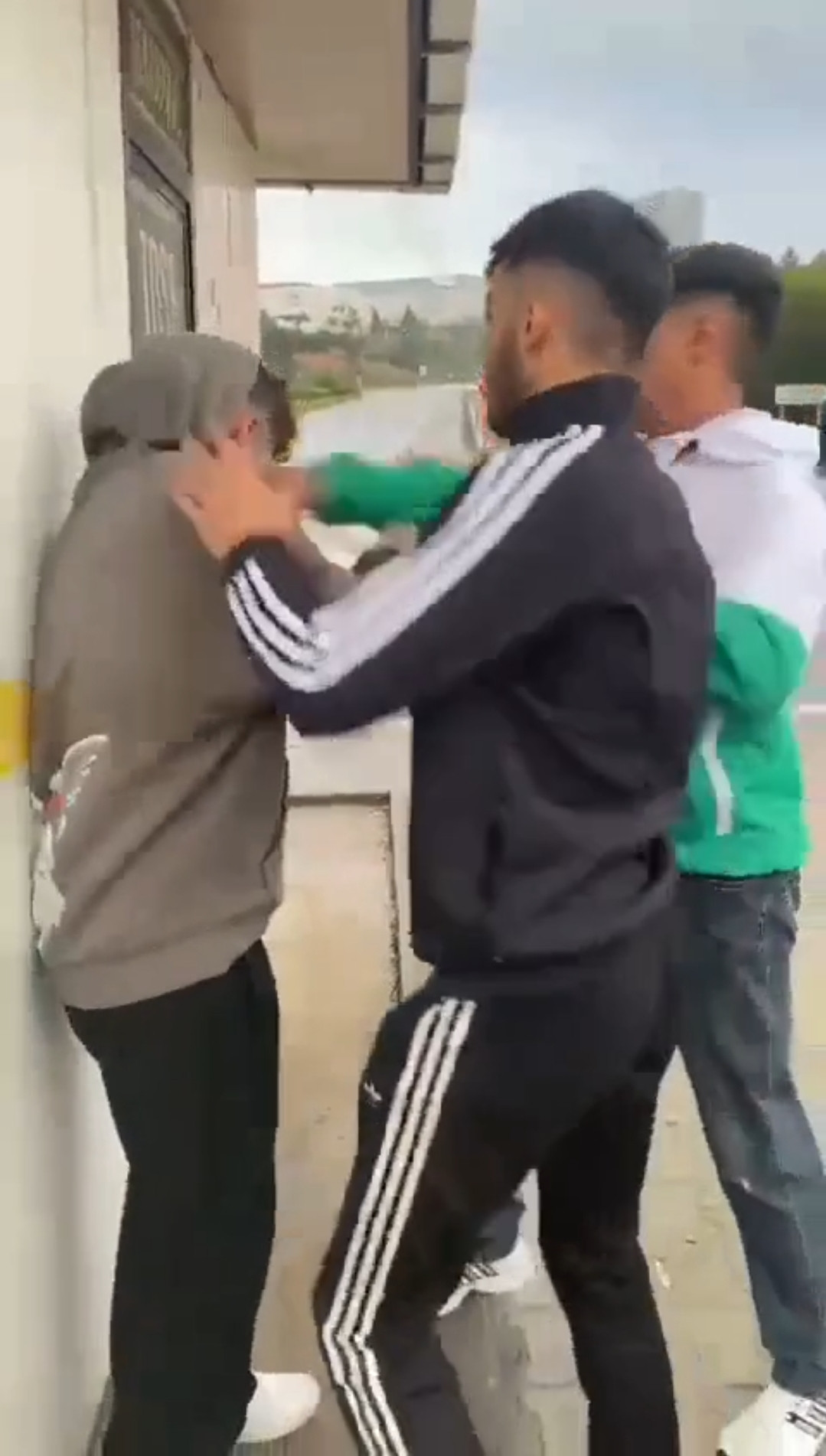 liselilerin-kiz-meselesi-kavgasinda-darbedilip-bicaklandi-o-anlar-kamerada-9835-dhaphoto1-1.jpg