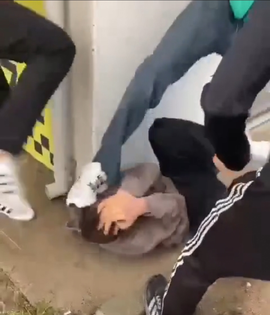 liselilerin-kiz-meselesi-kavgasinda-darbedilip-bicaklandi-o-anlar-kamerada-9835-dhaphoto2-1.jpg