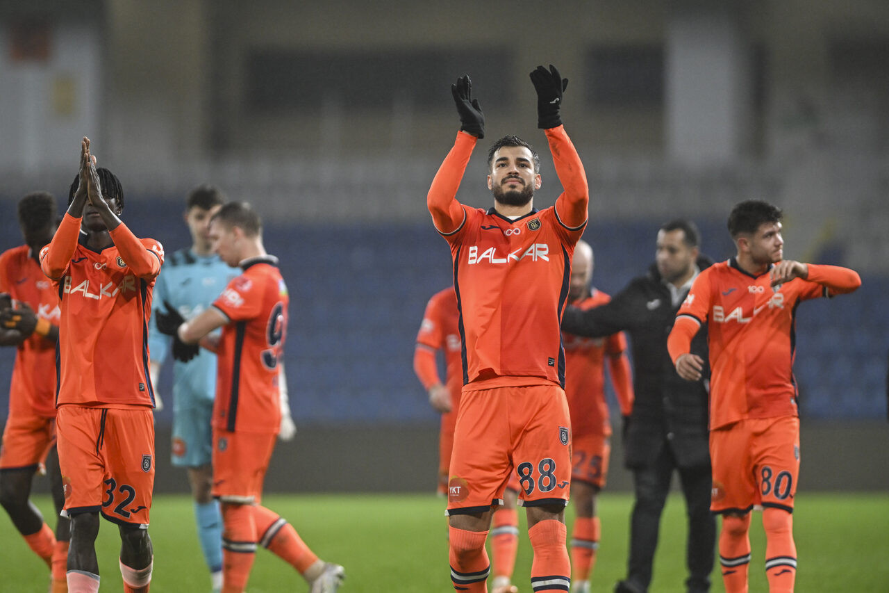 Altay Rams Başakşehir Şanlıurfa maçında skorborda 'İyi uykular çocuklar' yazısı