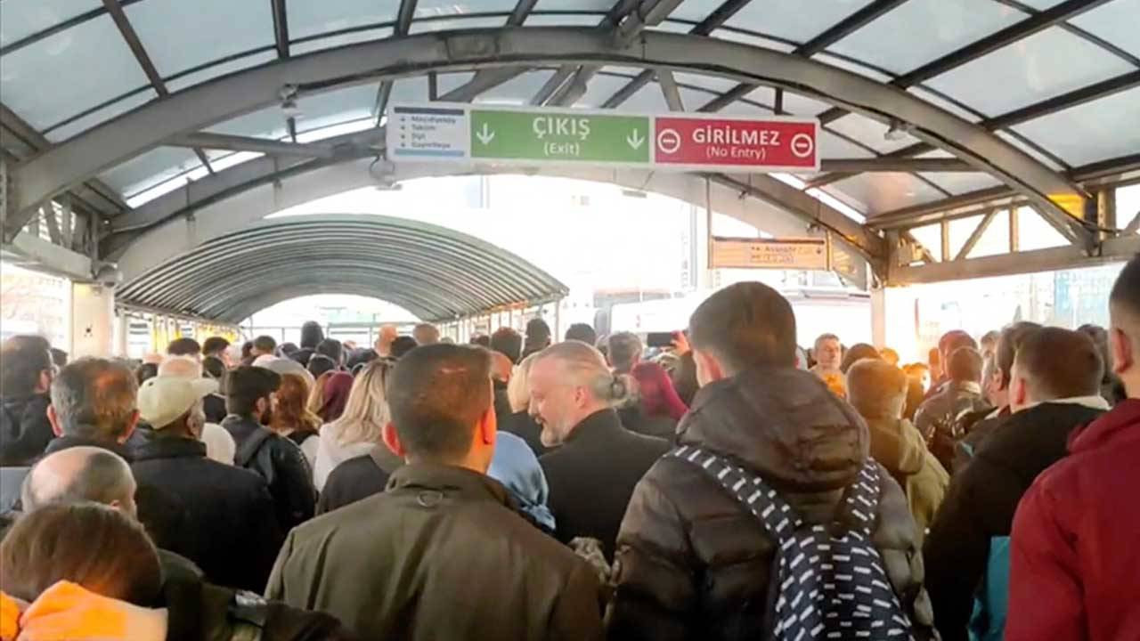 mecidiyekoy-metrobus-te-yuruyen-merdiven-aniden-ters-yonde-calisti-3-yarali.jpg