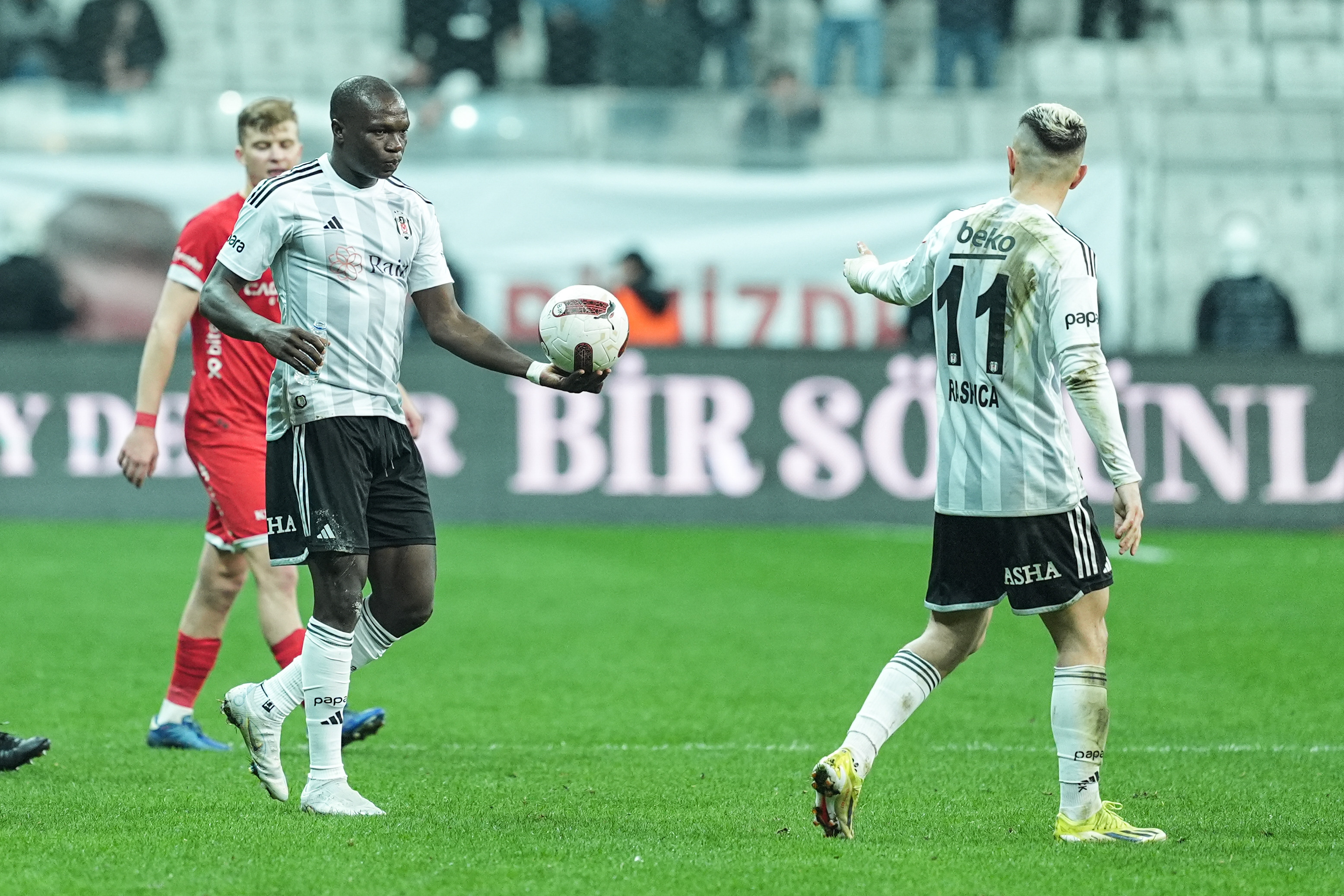 aa-20240316-34010308-34010301-besiktas-bitexen-antalyaspor.jpg