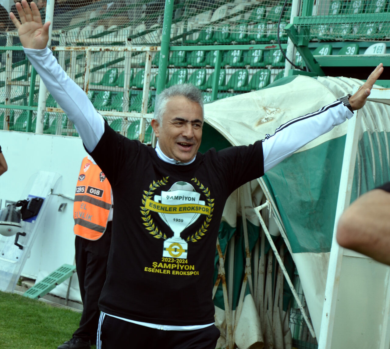 genc-takimla-sahaya-cikan-serik-belediye-49342-2.jpg