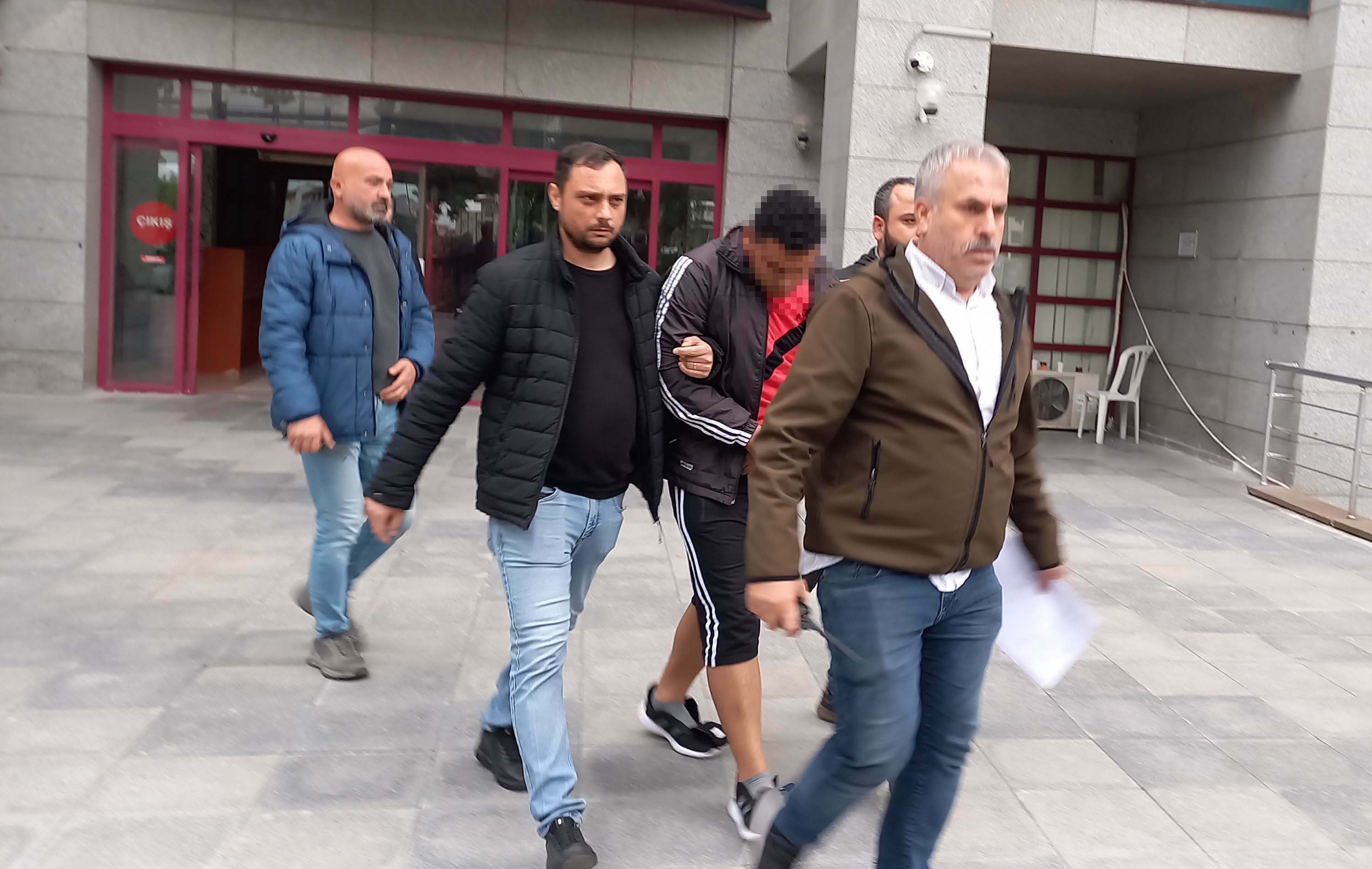 universiteli-kurye-ata-emre-akmanin-katili-25-bicak-darbesini-hatirlamadi-yenicag-17-001.jpg