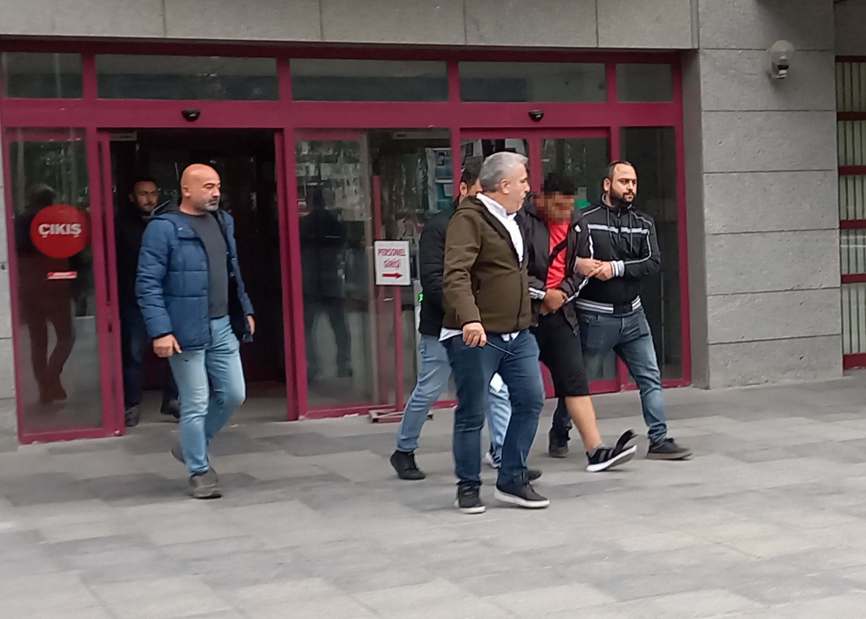 universiteli-kurye-ata-emre-akmanin-katili-25-bicak-darbesini-hatirlamadi-yenicag-20.jpg