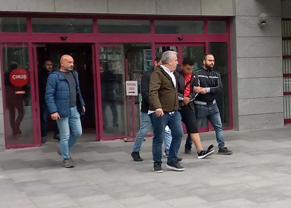 universiteli-kurye-ata-emre-akmanin-katili-25-bicak-darbesini-hatirlamadi-yenicag-45.jpg