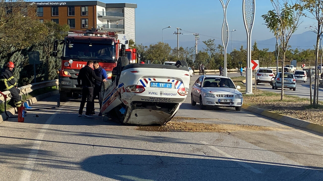 Kocaeli’de direğe çarpan jandarma aracı takla attı: 2 jandarma yaralı