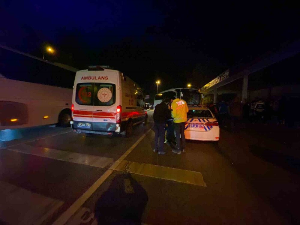 Antalya&rsquo;da feci kaza: Tur otob&uuml;s&uuml; ile otomobil &ccedil;arpıştı: 1 &ouml;l&uuml;