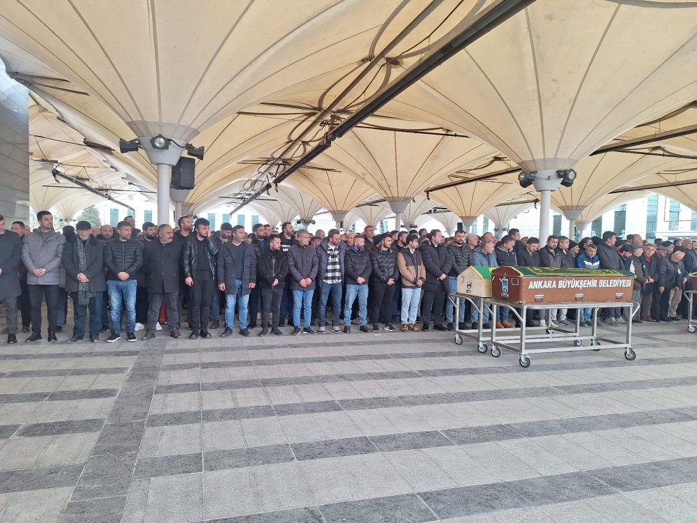 Ankara'da AVM'nin tavan arasından d&uuml;ş&uuml;p &ouml;len iş&ccedil;i, son yolculuğuna uğurlandı