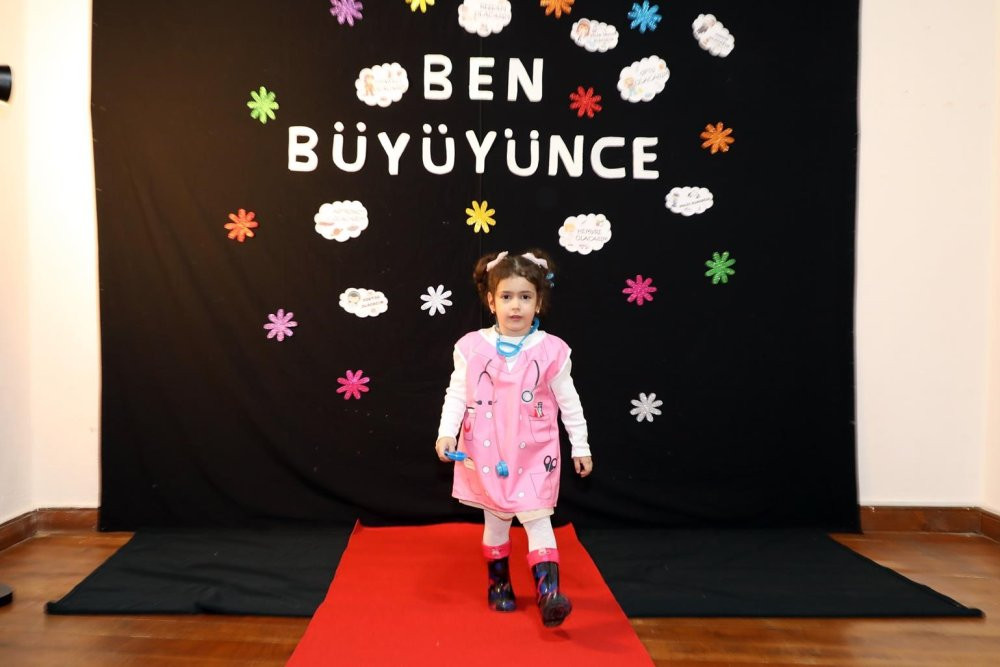 Minikler hayallerindeki mesleklerin kıyafetlerini giydi