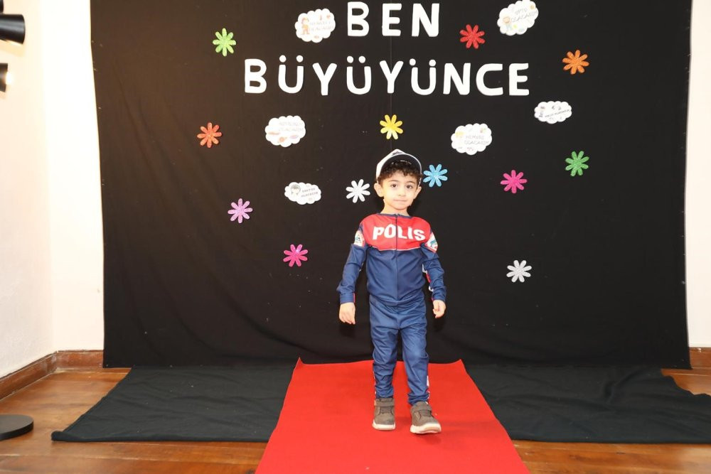 Minikler hayallerindeki mesleklerin kıyafetlerini giydi