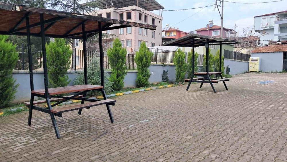 İznik’te okul müdürü ve yardımcısı öğrencilere örnek oldu: Ara tatilde okulu boyadılar