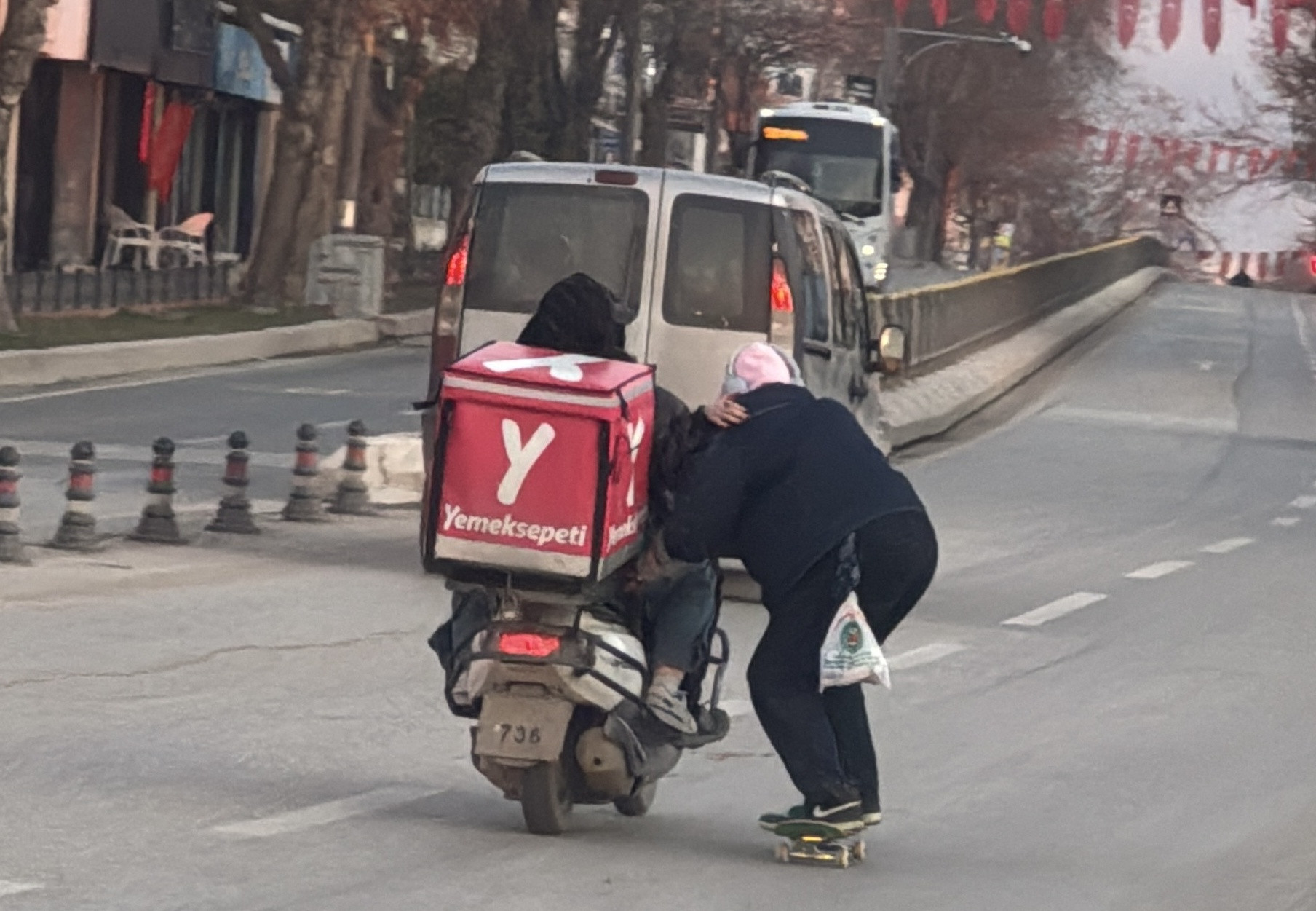 lumle-dans-etti-kaykayla-tehlikeli-yolculuk-yenicag-1.jpg