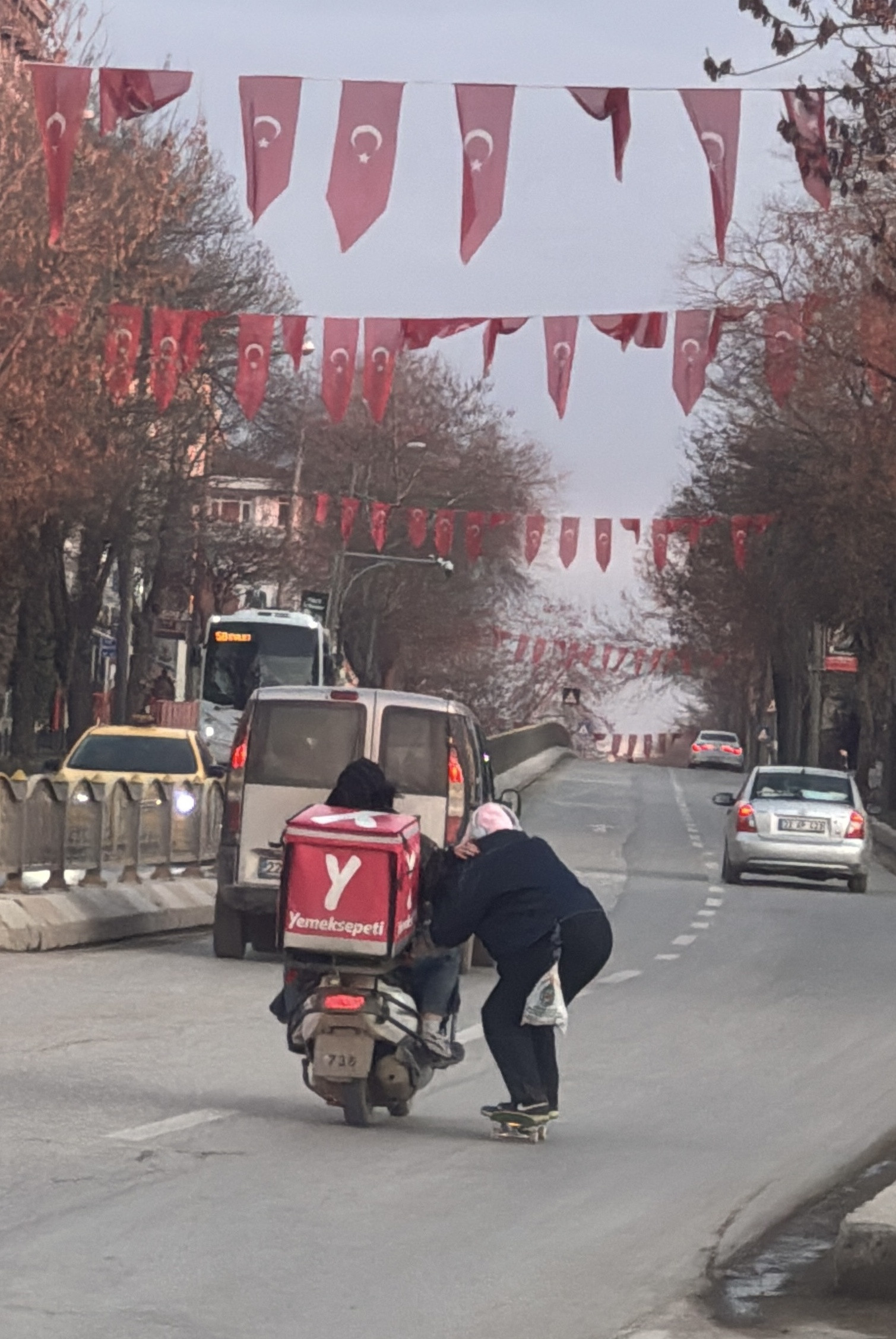 lumle-dans-etti-kaykayla-tehlikeli-yolculuk-yenicag-2.jpg