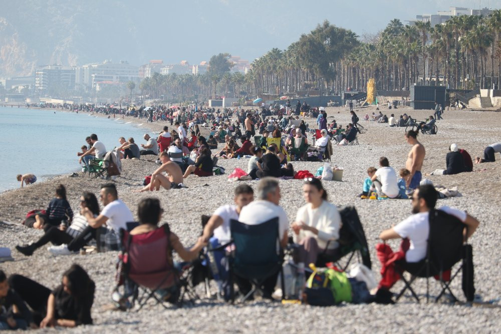 Antalya sahilleri tatilcilerle doldu taştı