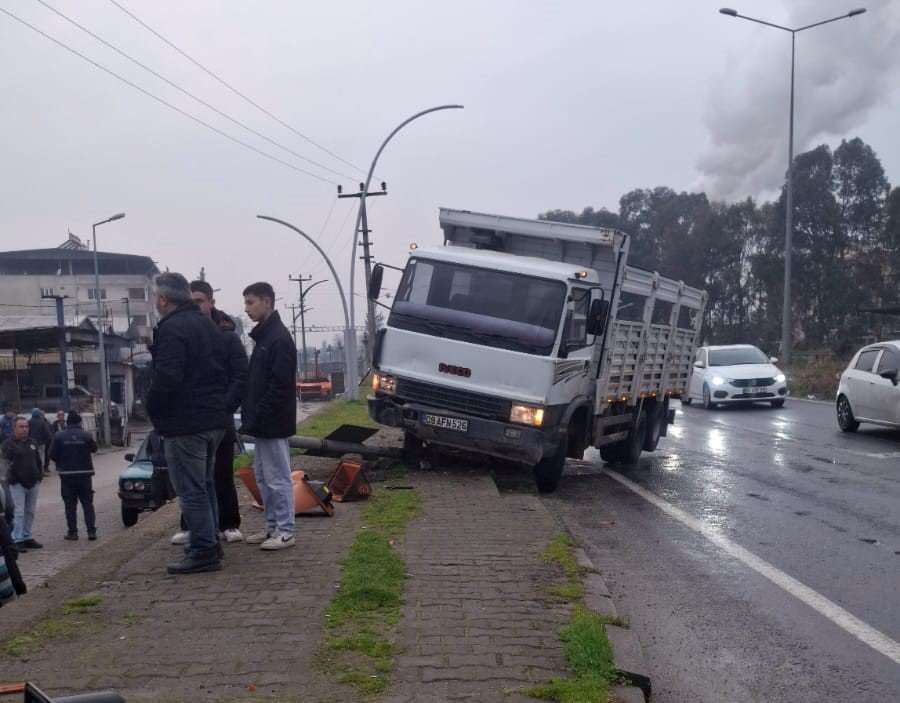 Aydın’da görünmez kaza! Yolda yürürken trafik lambası üzerine düştü